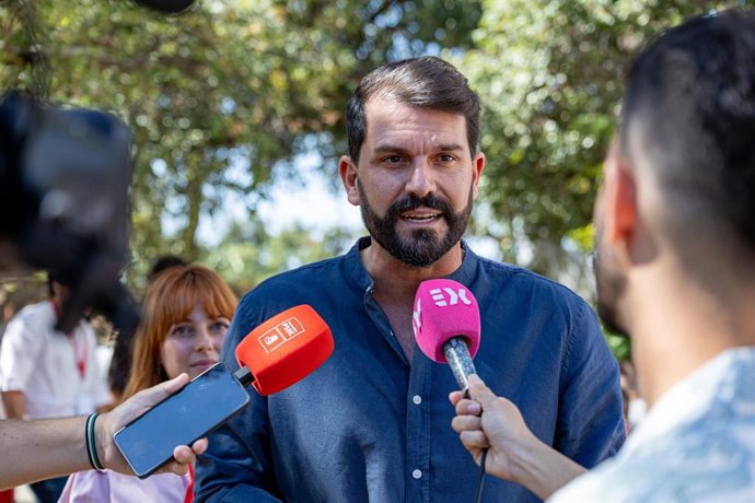 El secretario general del PSOE de Extremadura, Álvaro Sánchez Cotrina, durante el XVI Congreso de Juventudes Socialistas de la provincia de Cáceres, de Guijo de Granadilla.