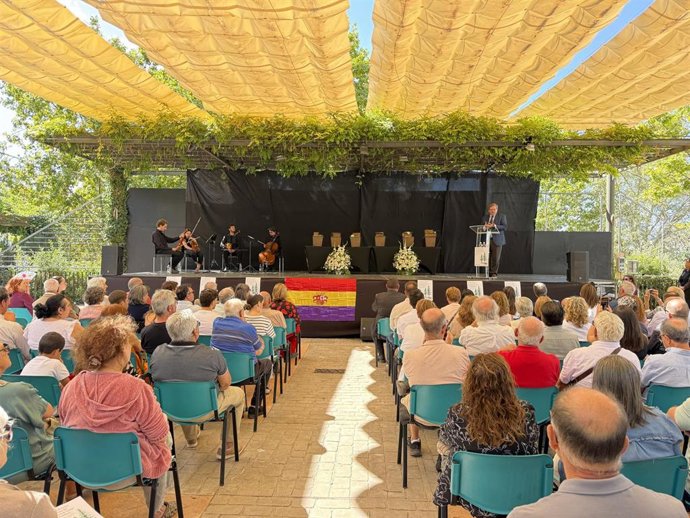 Acto solemne de entrega a los familiares de los restos humanos de seis víctimas en el Barranco de Víznar (Granada).