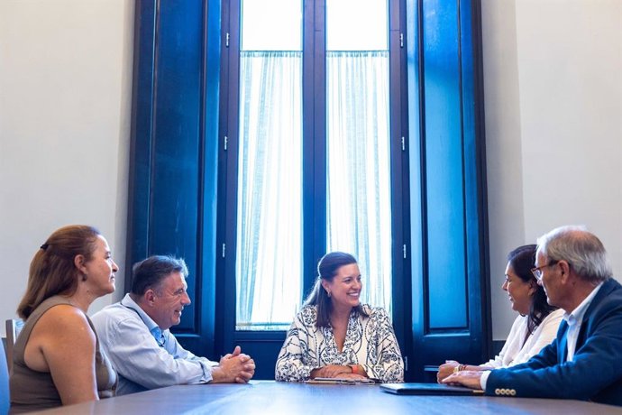 Reunión entre el Ayuntamiento de San Fernando y la 'Cofradía Gastronómica Isleña'