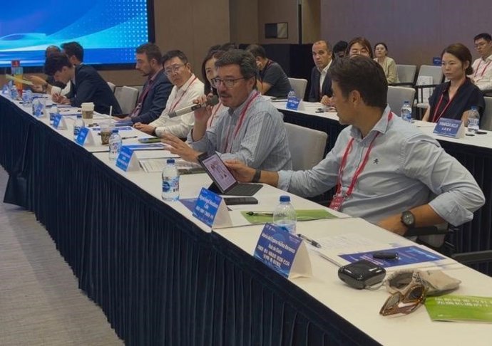 El consejero de Economía de la Junta de Extremadura, Guillermo Santamaría (segundo por la derecha), en un evento celebrado en China.