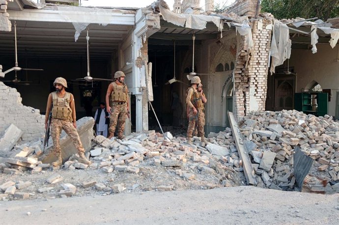 KOHAT, 19 de setembro de 2026  -- Esta foto tirada com um celular mostra soldados paquistaneses montando guarda no local do ataque a bomba em Kohat, na província de Khyber Pakhtunkhwa, no Paquistão, em 18 de setembro de 2026. Um total de 31 pessoas, inclu