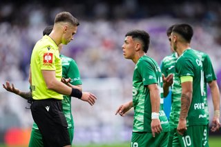 Futbol, Real Madrid vs Santiago Wanderers. Final Intercontinental Sub 20, 2026. El jugador de Santiago Wanderers Alexander Dubo, centro, reacciona tras ser expulsado durante la final intercontinental contra el Real Madrid realizada en el estadio Santiago