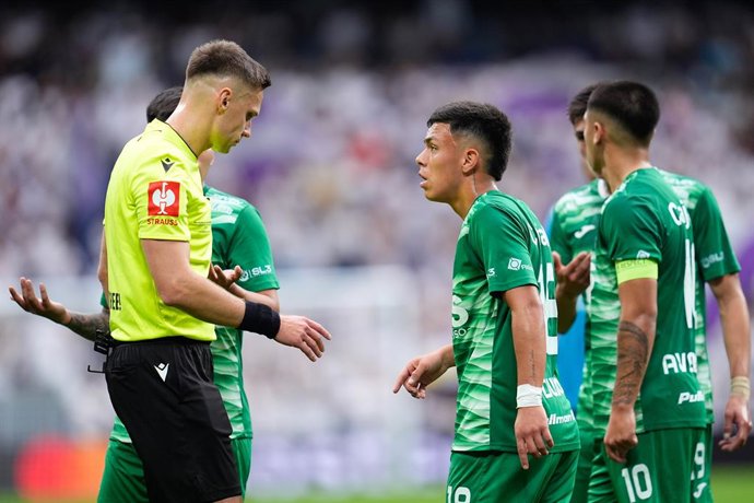 Futbol, Real Madrid vs Santiago Wanderers. Final Intercontinental Sub 20, 2026. El jugador de Santiago Wanderers Alexander Dubo, centro, reacciona tras ser expulsado durante la final intercontinental contra el Real Madrid realizada en el estadio Santiago