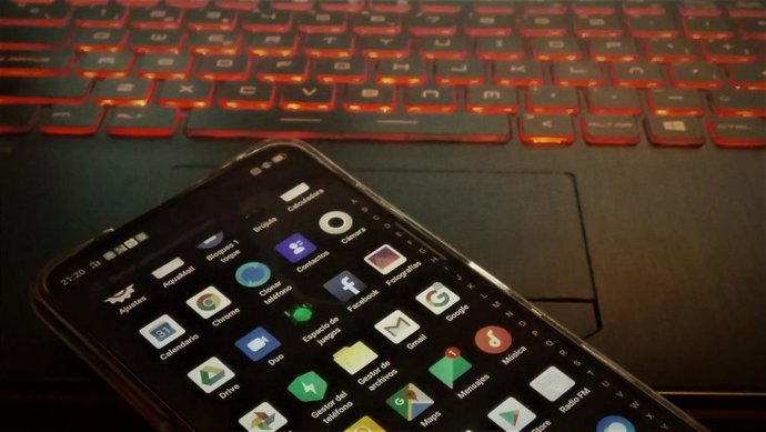 Archivo - Imagen de recurso de un smartphone y un teclado de ordenador