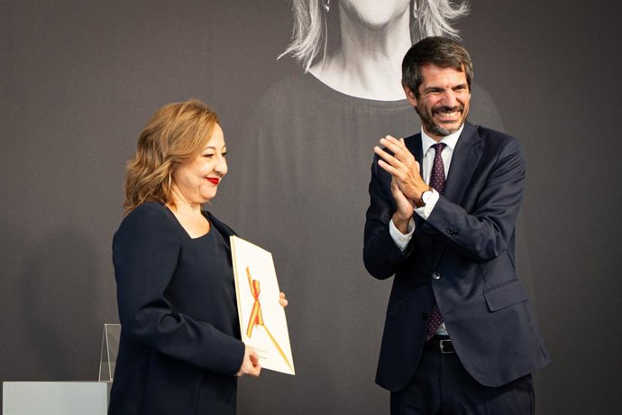 El ministro de Cultura, Ernest Urtasun, ha hecho entrega del galardón a Carmen Machi.