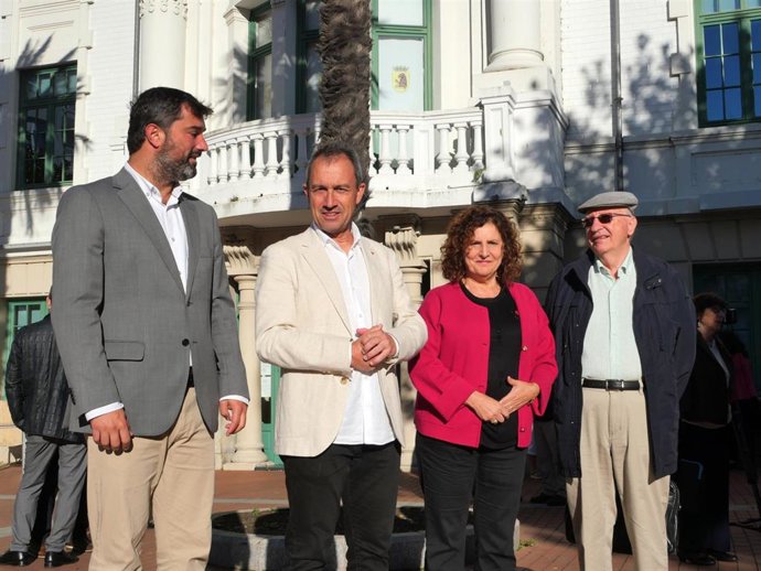 El consejero de Ordenación de Territorio, Urbanismo, Vivienda y Derechos Ciudadanos, Ovidio Zapico, y la viceconsejera de Derechos Ciudadanos, Beatriz González, con los asistentes al congreso.