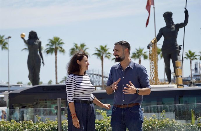 El portavoz del grupo municipal socialista en el Ayuntamiento ed Málaga, Mariano Ruiz Araujo, y la edil del PSOE Rosa del Mar Rodríguez.