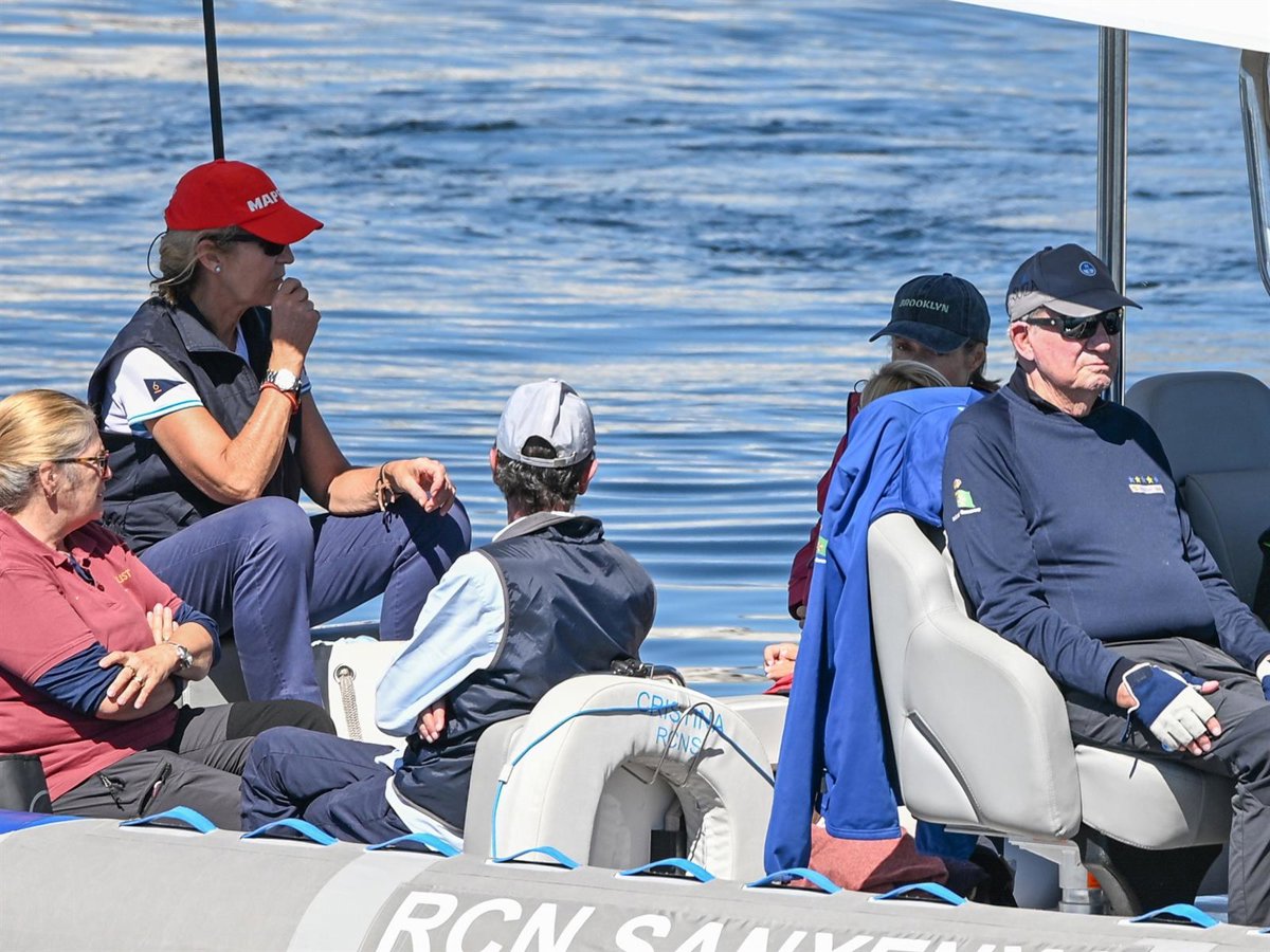 El rey Juan Carlos I vuelve a disfrutar del mar en Sanxenxo junto a la infanta Elena y María Zurita