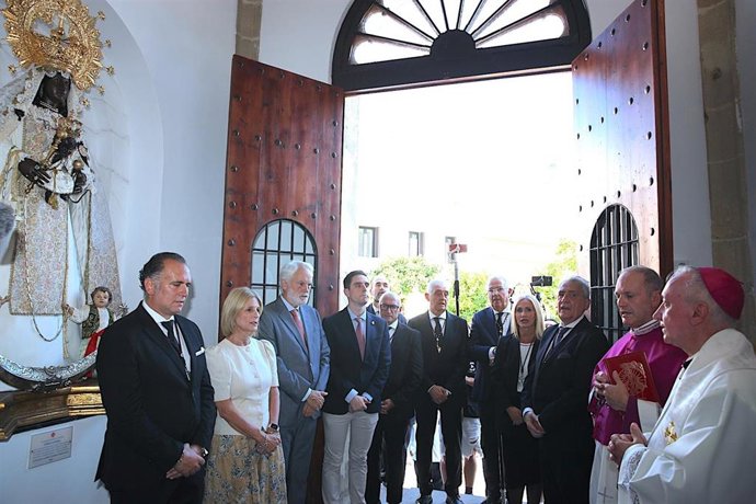 La alcaldesa de Jerez asiste al acto de bendición de la capilla de La Antigua.