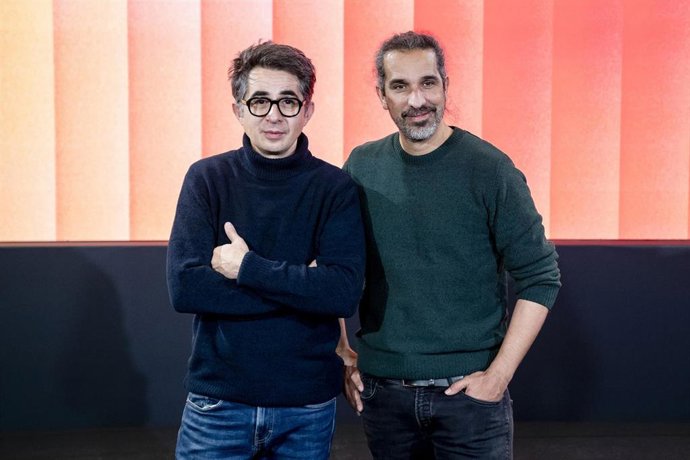 Archivo - El humorista y guionista Berto Romero (i) y el director Javier Ruiz Caldera (d) posan en el photocall durante la Presentación de los nuevos proyectos de Cine Original Movistar Plus+, en el Espacio Movistar - Edificio Telefónica, a 22 de enero de