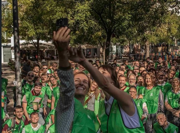 Mónica García y Rita Maestre junto a los voluntarios en el primer 'puerta a puerta' del curso político de Más Madrid.