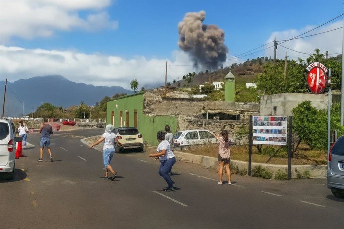 Vecinos sorprendidos por la erupción volcánica en La Palma, en la zona de Las Manchas