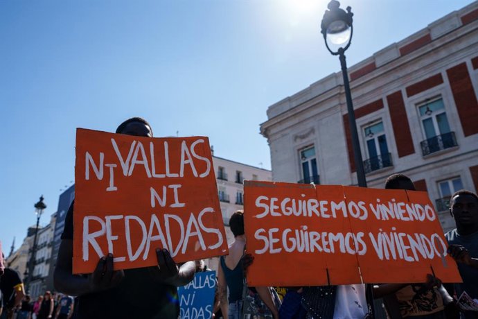 Varias personas sostienen pancartas con lemas 'Ni vallas ni redadas' y 'Seguiremos viniendo, seguiremos viviendo' durante una manifestación en rechazo a las actitudes violentas y racistas ocurridas durante la crisis migratoria en Ceuta, a 19 de septiembre