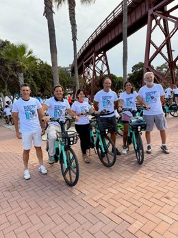 Almería celebra la Fiesta de la Bicicleta para promocionar un medio de transporte saludable y sostenible.