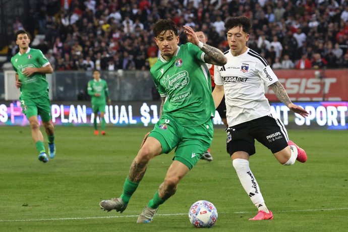 Futbol, Colo Colo vs Audax Italiano Fecha 21, Liga de Primera 2026. El jugador de Colo Colo Leandro Hernandez, derecha, disputa el balon con Daniel Pina de Audax Italiano durante el partido de la Liga de primera realizado en el estadio Monumental de