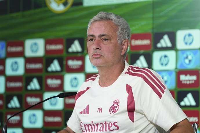 José Mourinho, técnico do Real Madrid, participa de sua coletiva de imprensa durante o treino do Real Madrid antes da partida da Liga Espanhola, LaLiga EA Sports, contra o Elche CF, na Cidade Esportiva do Real Madrid, em 14 de setembro de 2026, em Valdebe