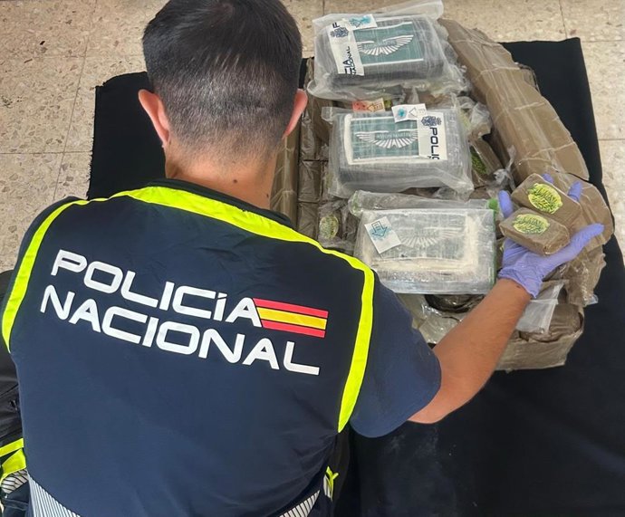 Agente de la Policía Nacional en una operación antidrogas.