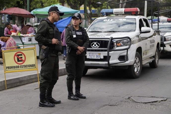 16 de setembro de 2026, La Paz, Bolívia: LA PAZ, BOLÍVIA, 16 DE SETEMBRO DE 2026: O ex-presidente boliviano Luis Arce deixa a prisão de San Pedro sob escolta policial antes de ser transferido para o Hospital Arco Iris, em La Paz, para receber tratamento m