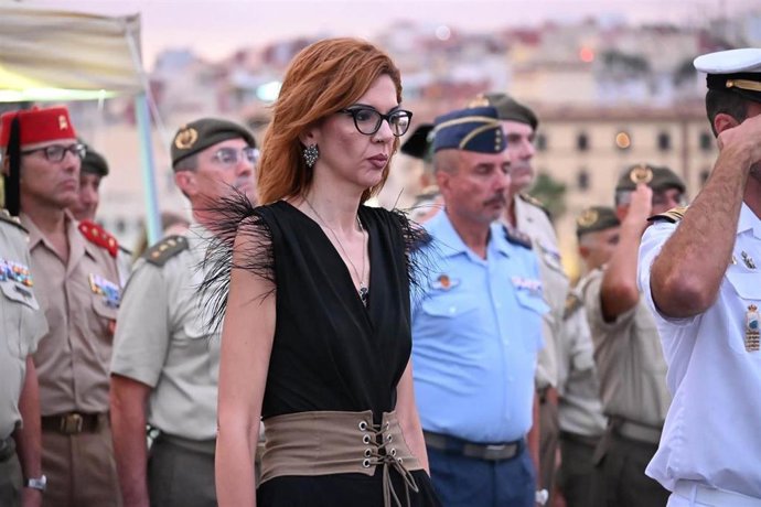 Sabrina Moh ha asistido al izado de bandera en un buque de la Armada Española que visita la ciudad dentro de los actos del Día de Melilla.