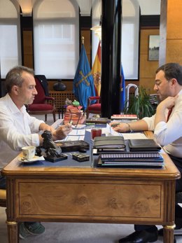 El presidente del Principado de Asturias, Adrián Barbón, y el secretario general de IU Asturias, Ovidio Zapico, se han reunido este sábado en la sede de Presidencia