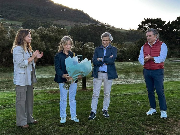 La directora general de CANTUR, Inés Mier, junto con el director del campo, Luis Pérez, hacen entrega a los padres de Celia Barquín, Marcos y Celia, de un ramo de flores momentos antes de dar comienzo el torneo.