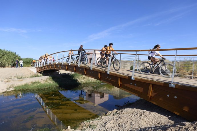 Una de las nuevas pasarelas de Cabanillas.