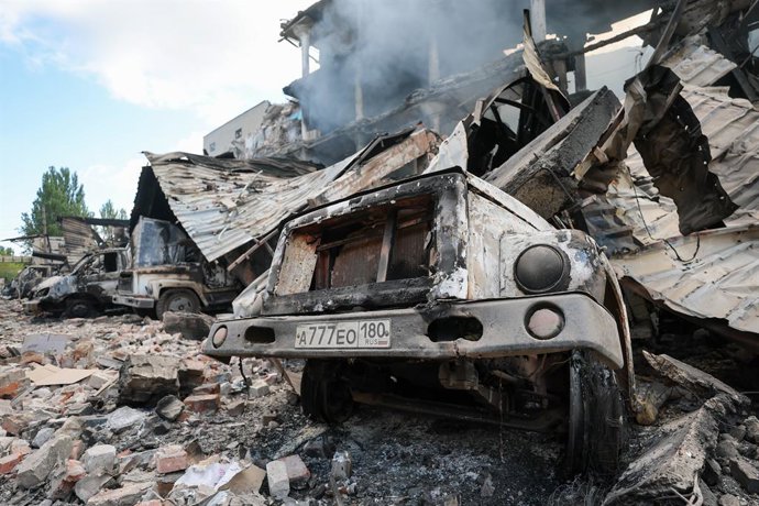 Archivo - RUSSIA, GORLOVKA - JULY 17, 2026: A burnt-out vehicle at a warehouse building at Diad Confectionery Factory after a Ukrainian military strike