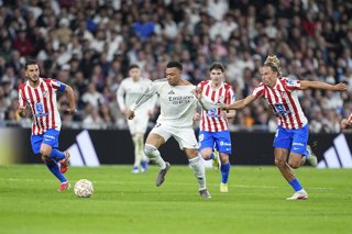 Archivo - Kylian Mbappe of Real Madrid CF and Marcos Llorente of Atletico de Madrid in action during the Spanish League, LaLiga EA Sports, football match played between Real Madrid and Atletico de Madrid at Bernabeu stadium on March 22, 2026, in Madrid, S