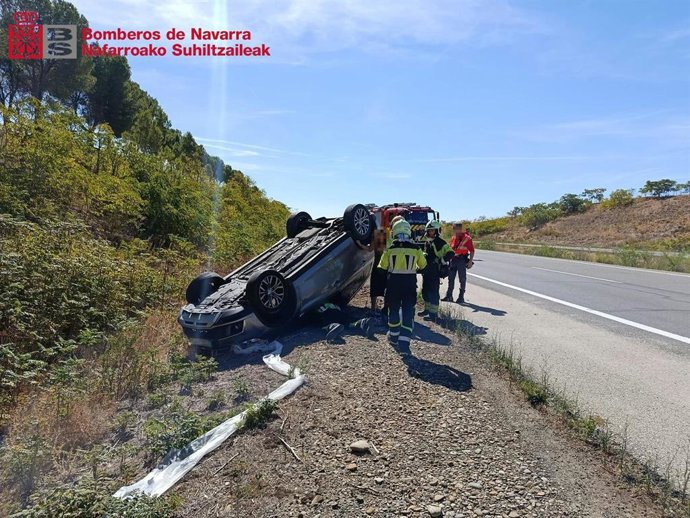 Un turismo vuelca en la AP-15 a la altura de Peralta.