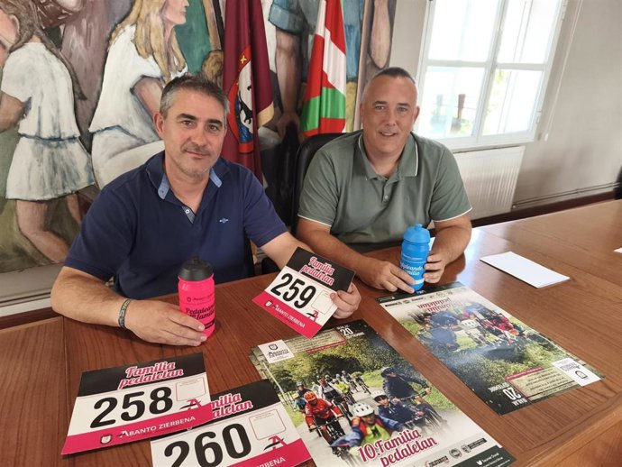 El alcalde de Abanto Zierbena, Iñaki Urrutia del Cura, y el concejal de Medio Ambiente, Juan Vallejo, presentan la X edición de Familia Pedaletan
