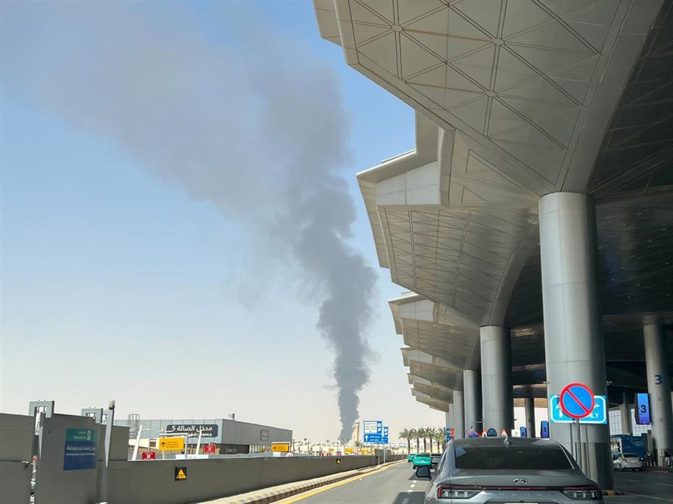 Columna de humo sobre el aeropuerto Internacional Rey Jalid de Riad 