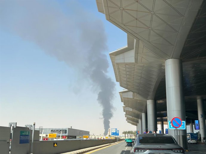 RIYADH, 19 de setembro de 2026  -- Esta foto tirada com um celular em 19 de setembro de 2026 mostra uma espessa fumaça subindo perto do Aeroporto Internacional Rei Khalid, no nordeste de Riyadh, na Arábia Saudita.Imagem: 1136349589, Licença: Direitos gere