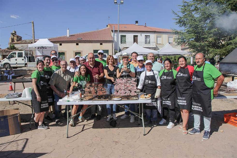El Olmillo reúne medio millar de personas en torno al cordero y al producto de proximidad de Alimentos de Segovia