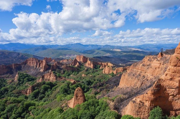 El CSIC recopila en un libro cuatro décadas de investigación sobre el paisaje minero romano de Las Médulas (León)