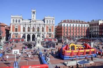 La plaza mayor de valladolid congrega a más de 400 jugadores de baloncesto en una "jornada inolvidable" de 3x3