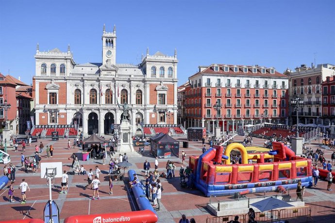 La plaza mayor de valladolid congrega a más de 400 jugadores de baloncesto en una "jornada inolvidable" de 3x3