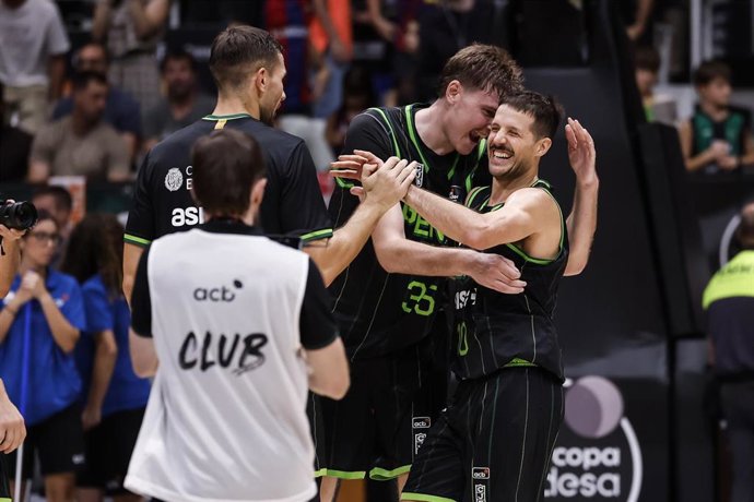 Nico Laprovittola (Asisa Joventut) celebra la victoria en la semifinal de la Supercopa Endesa ante el Kosner Baskonia en el Olímpic de Badalona