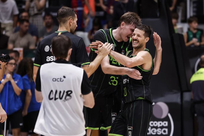 Nico Laprovittola (Asisa Joventut) celebra la victoria en la semifinal de la Supercopa Endesa ante el Kosner Baskonia en el Olímpic de Badalona