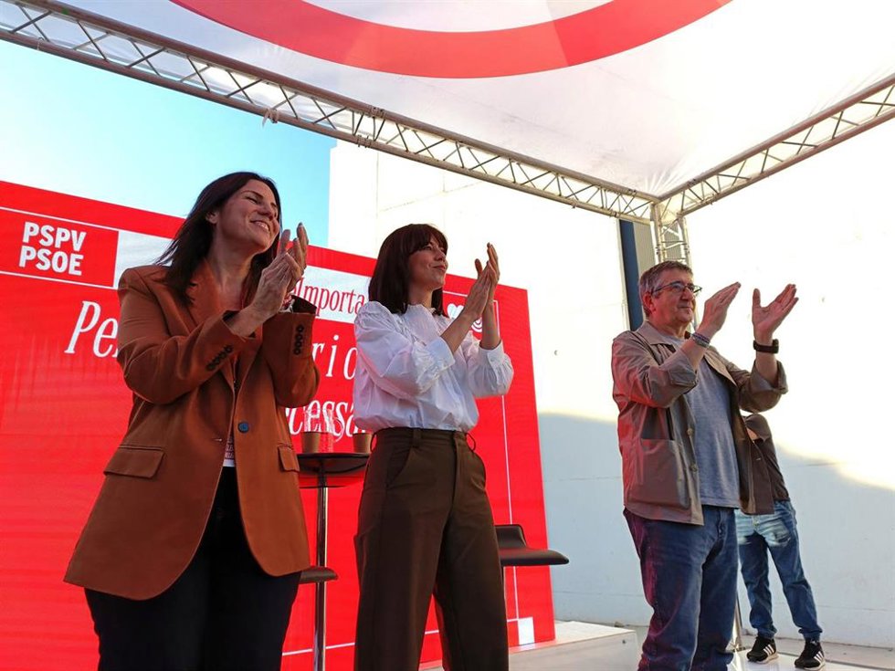 Esther Donate (i), Diana Morant (c) y Patxi López (d) este sábado durante la Conferencia Política que el PSPV-PSOE celebra en la Universidad de Alicante (UA)