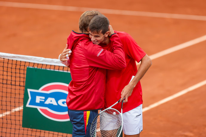 Rafa Jódar se abraza a David Ferrer tras poner el 2-0 en el España-Chile de la Copa Davis 2026