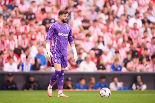 Antonio Sivera of Deportivo Alaves looks on during the LaLiga EA Sports match between Athletic Club and Deportivo Alaves at San Mames on September 19, 2026, in Bilbao, Spain.