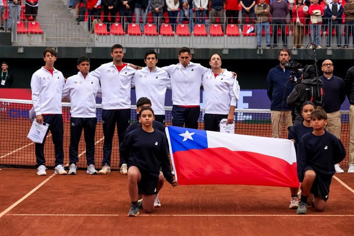 Tenis, Chile vs Espana. Copa Davis 2026. Los jugador de Chile son fotografiados, durante la seremonia inaugural en el partido de dobles de la Copa Davis valido por la segunda ronda de clasificatorios para el Grupo Mundials, disputado en el Court Central