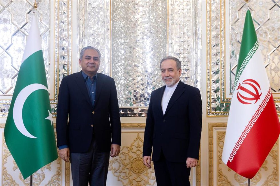 Archivo - Los ministros de Pakistán e Irán Mohsin Naqvi y Abbas Araqchi