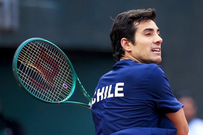 Tenis, Chile vs Espana. Copa Davis 2026. El jugador de Chile Cristian Garin regresa la pelota frente a Rafa Jodar de Espana durante el partido de singles de la Copa Davis valido por la segunda ronda de clasificatorios para el Grupo Mundials, disputado en