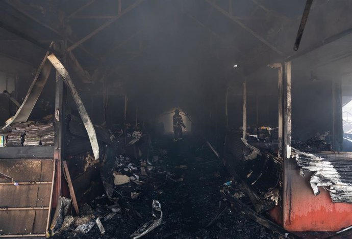 Archivo - Un bombero registra un local en Kiev tras un atque ruso
