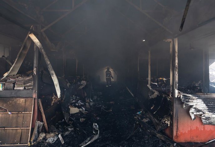 Archivo - Arquivo - 16 de agosto de 2026, Ucrânia, Kiev: Um bombeiro inspeciona os danos no interior do mercado de livros de Pochaina após um ataque com mísseis russos ter causado um incêndio de grandes proporções. Foto: Mykhaylo Palinchak/SOPA Images via