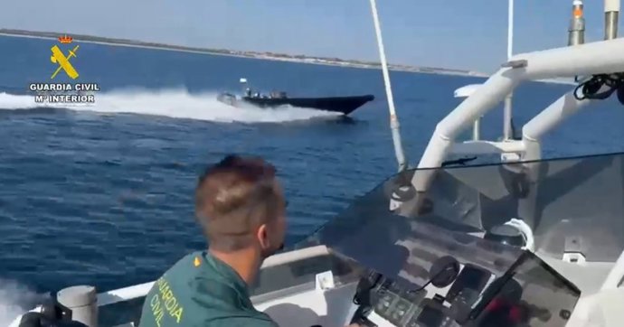 Imagen de la Guardia Civil deteniendo una narcolancha.