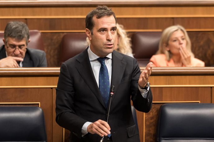 O primeiro vice-presidente e ministro da Economia, Comércio e Empresas, Carlos Cuerpo, durante uma sessão plenária no Congresso dos Deputados, em 16 de setembro de 2026, em Madri (Espanha). A crise migratória que Ceuta vem enfrentando desde o mês de j