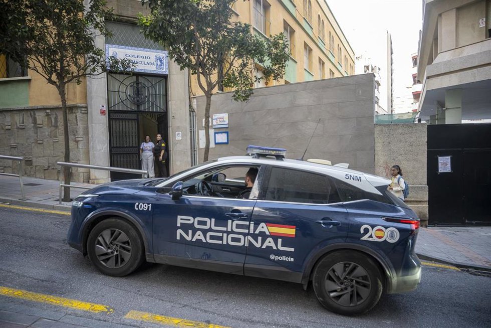 Un coche de policía.