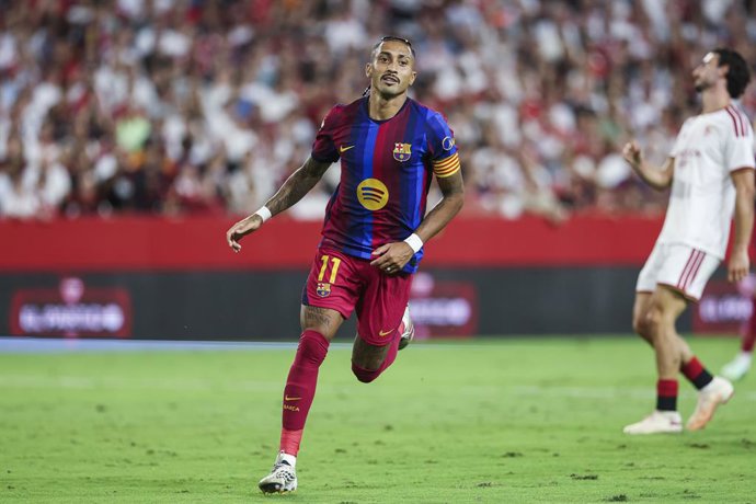 Raphinha, do FC Barcelona, comemora um gol durante a partida de futebol da liga espanhola, LaLiga EA Sports, disputada entre o Sevilla FC e o FC Barcelona no estádio Ramón Sánchez-Pizjuán, em 19 de setembro de 2026, em Sevilha, Espanha.